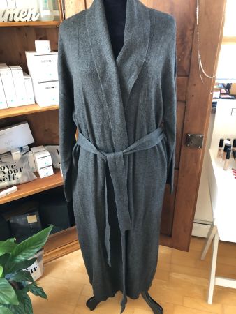Langer Strickmantel grau mit Bindegürtel