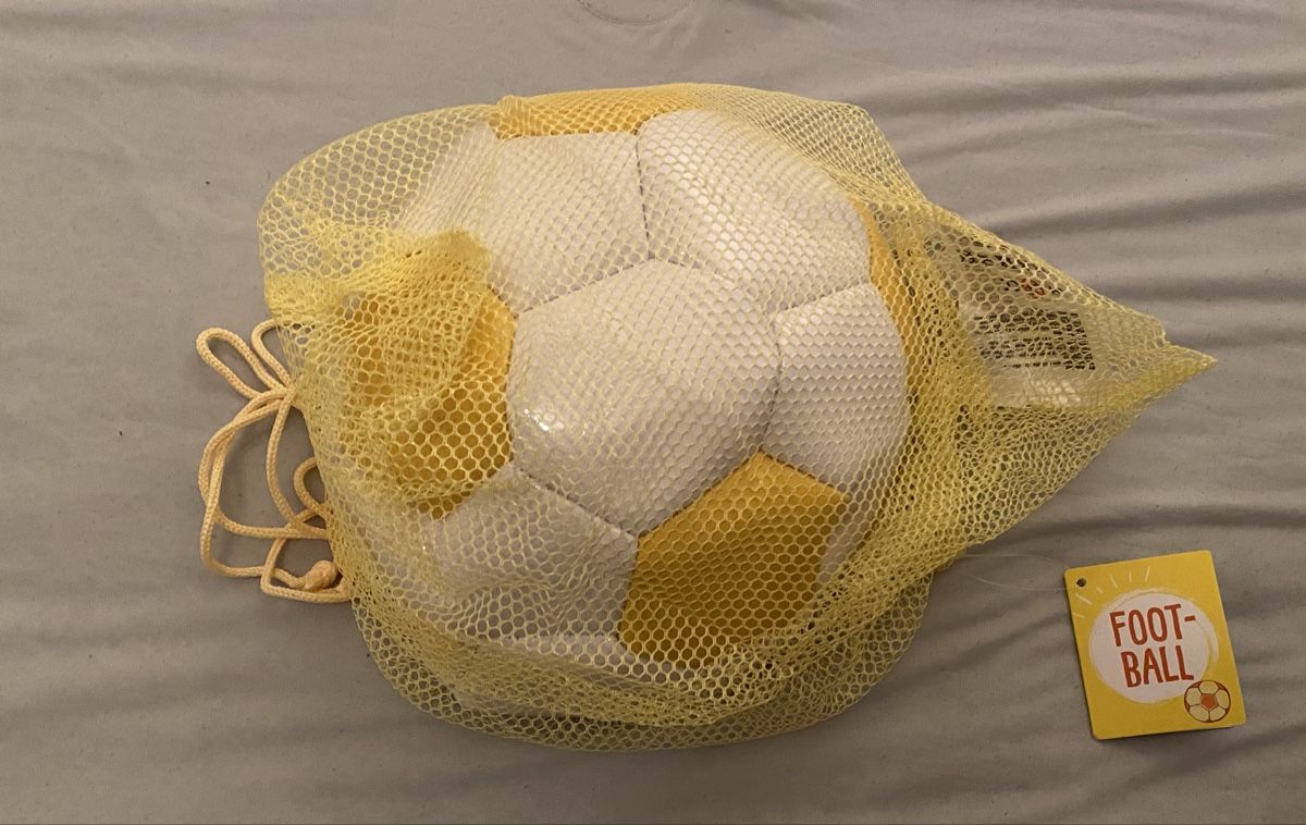 Ballons: Fussball mit Netz gelb- neu – Neuf avec emballage d'origine à Allschwil par Deal_Tiger99 1
