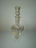 Dekorative Glas-Karaffe mit floralem Dekor