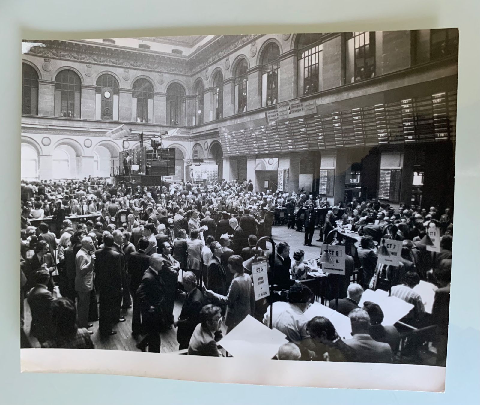 Poster & Bilder: Foto 1974 Börse von Paris – Gebraucht aus Bern von Artbrokerswitzerland
