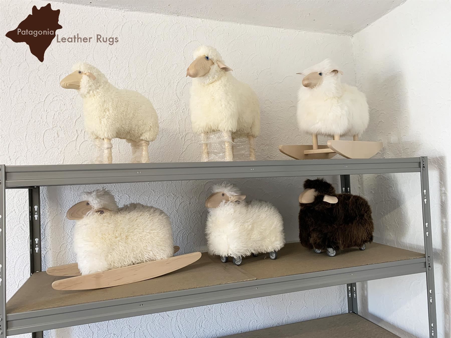Hocker: Schaf, klein, weisses Fell, Buchenholz – Neu und originalverpackt aus Arbedo von patagonialeatherrugs 8