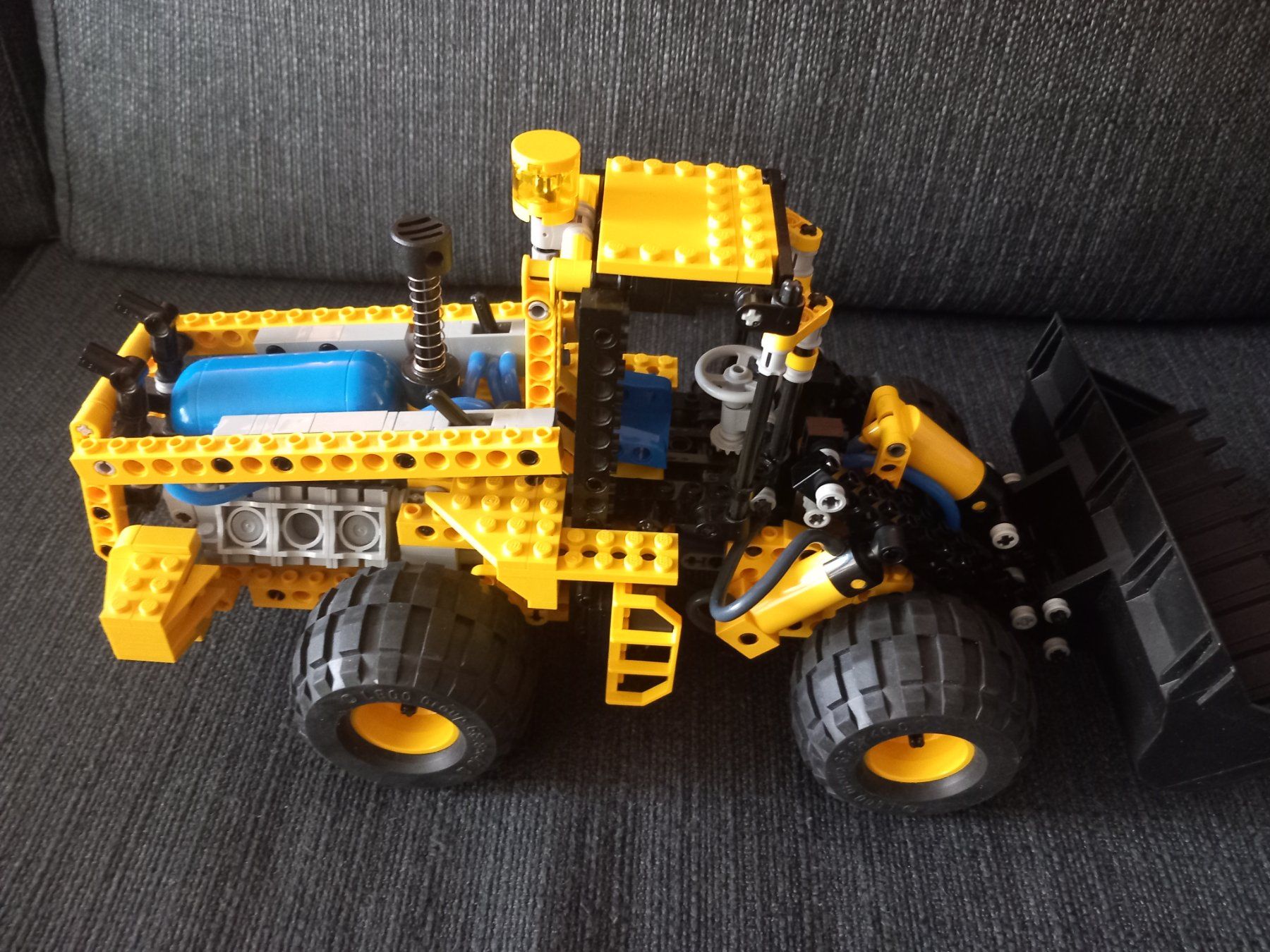 Lego Kit di costruzioni: LEGO Technic - Chargeuse compacte 8439 - Pneumatique!... – Usato da Bernex venduto da casimali 2