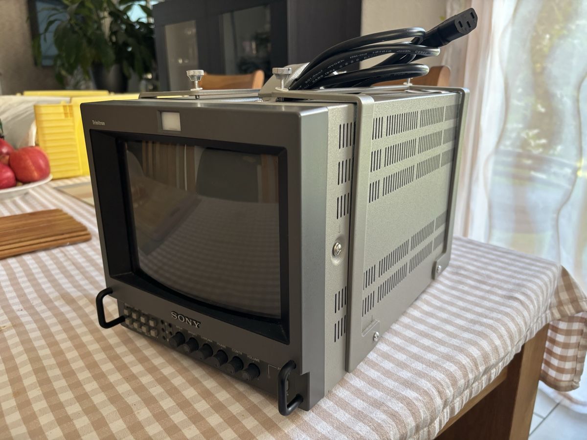 Sony Monitor: RGB Sony PVM-9042QM Trinitron Farb-Videomonitor – Usato da Studen BE venduto da Lioudmila