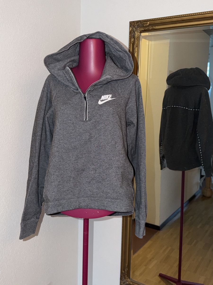 Nike Maglioni & Felpe: Nike Kapuzenpullover – Usato da Niederuzwil venduto da Lisascloset