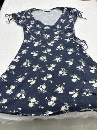 Robe portefeuille fleurie Hollister taille S, été ☀️🌸