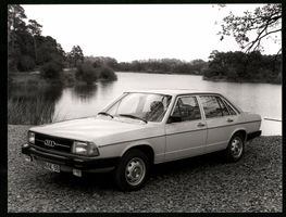 Fotografie Auto Audi 100, Limousine park