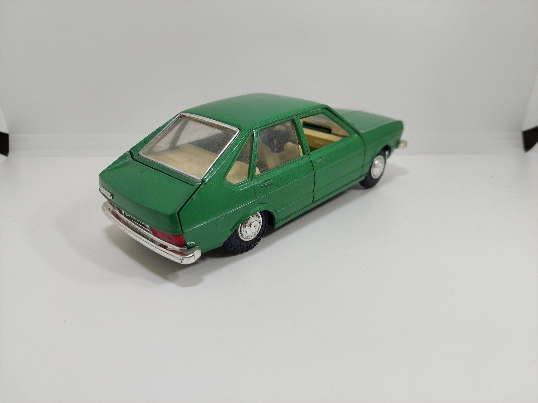 Gama Modellini d'auto: 1:24 VW Passat GAMA – Usato da Cugnasco venduto da AndyAlfa 2
