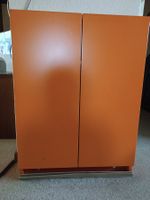 Regal mit Flügeltür orange 80x60x15 cm