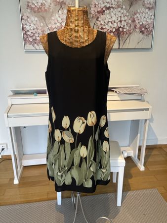 Elegantes Kleid, Tulpenmuster, J.de Yong