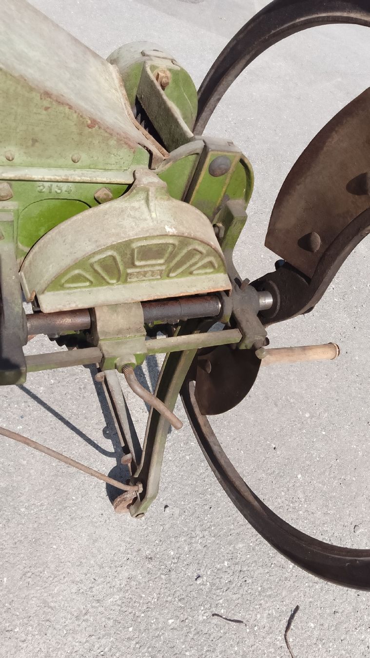 Tutte le macchine: Antiker Strohschneider – Usato da Gretschins venduto da Gisi7 4