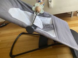 BabyBjörn Balance Soft Babywippe, dunkelgrau, mit Spielbügel