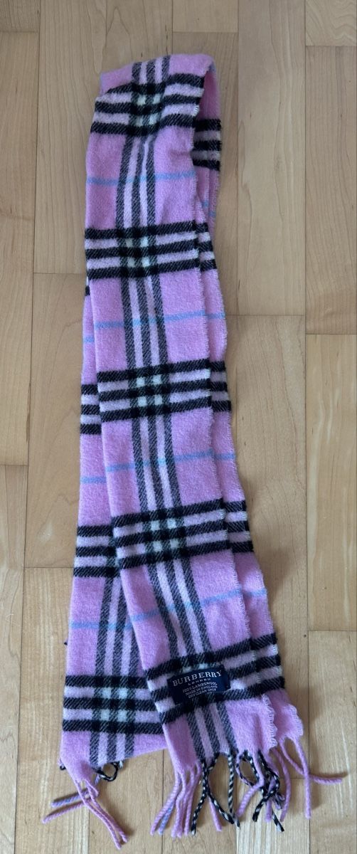Burberry Foulard & Sciarpe: Burberry Schal & Handschuhe Set, Rosa – Usato da Hombrechtikon venduto da sarmatka 1