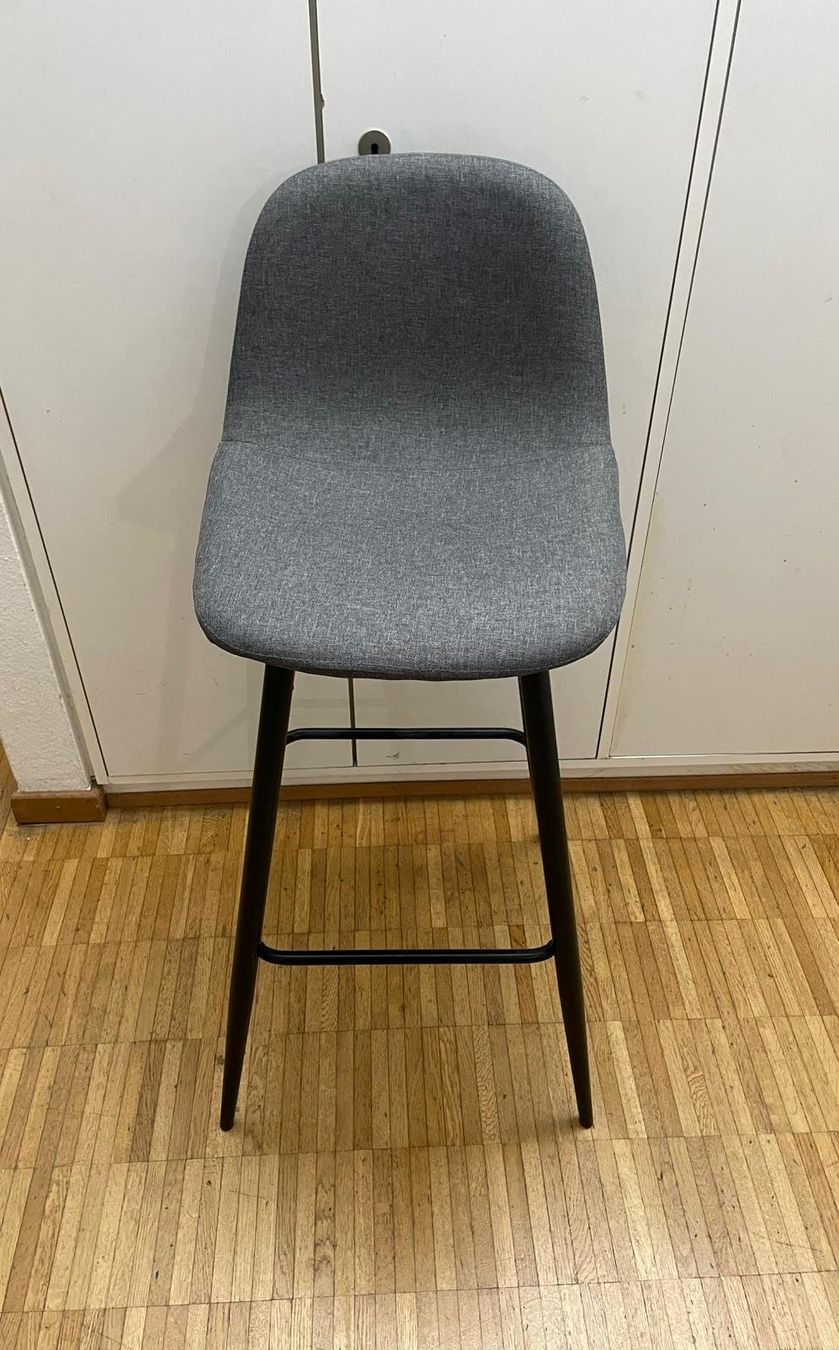 Hocker: Grauer Barhocker mit schwarzen Beinen – Gebraucht aus Basel von tmn_mtw5 1