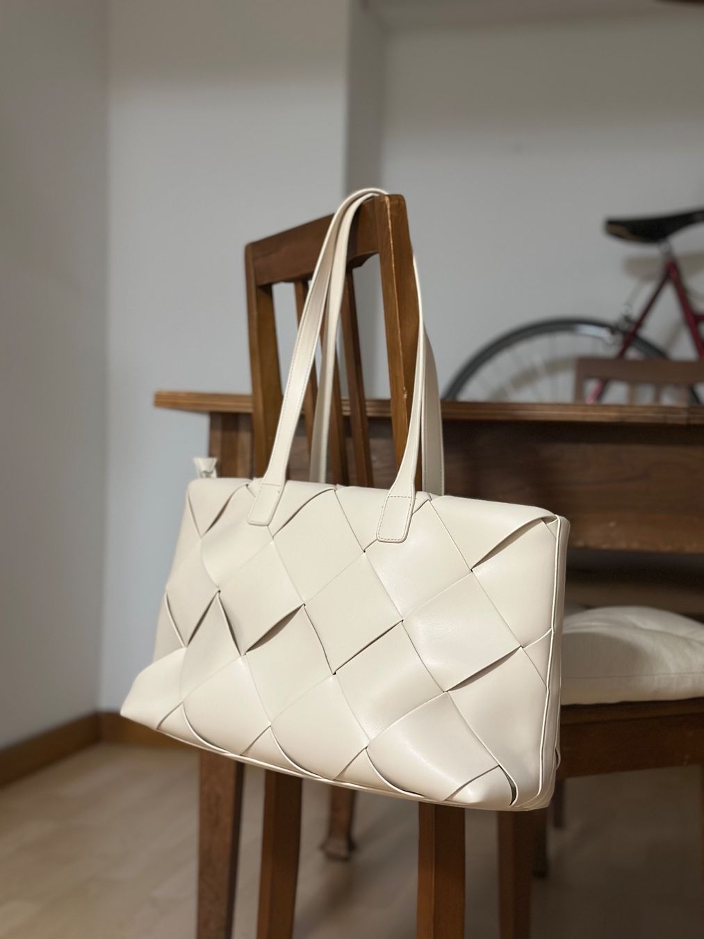 Valentino Sacs femmes: NEU: Original Valentino Handtasche, weiss/flecht – D'occasion à Solothurn par sabrina.m.solothurn 1