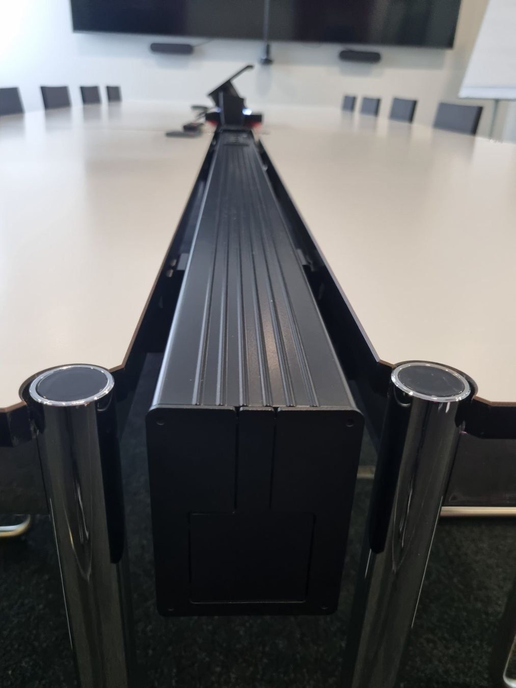 Altro Materiale elettrico: USM Kabelkanal mit integrierter USM Steckerleiste 4 Stecker – Usato da Affoltern am Albis venduto da Zapro 2
