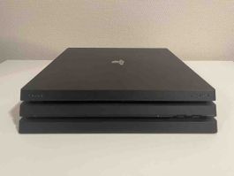 Sony Playstation 4 Pro + Spiele + Festplatte