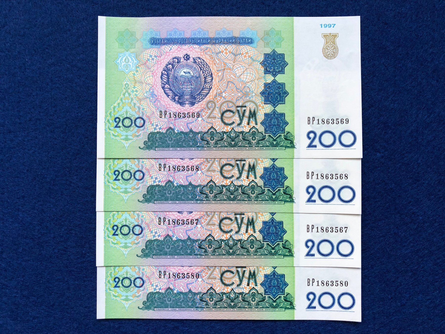 Banknoten: Usbekistan 1997 - 4 x 200 Sum aUNC-UNC – Neu (gemäss Beschreibung) aus Pfäffikon SZ von Sieben77