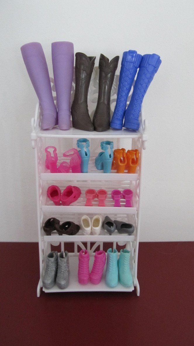 Bambole: Barbieschuhe Set mit Regal, verschiedene Paare – Usato da Brunnen venduto da Kiwiland1