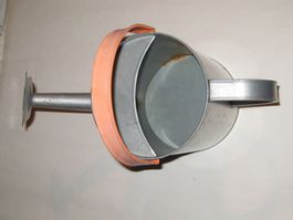 Gieskanne Metall silber orange Griff gebraucht Zustand