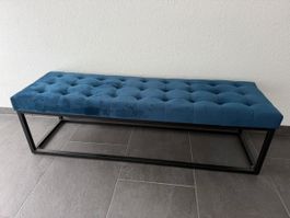 Blaue Samt-Sitzbank mit Knopfdesign, neuwertig!