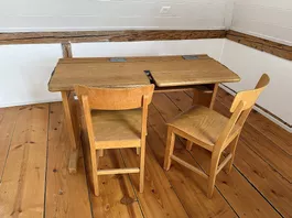 Schöner Vintage-Schultisch mit zwei Stühlen