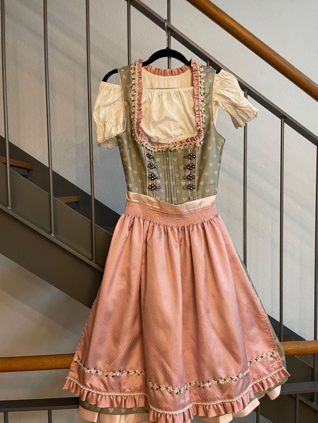 Krüger Kleider: Wunderschönes Krüger Dirndl in Rosa / Hellgrün – Gebraucht aus Zürich von mir_c7h5 4