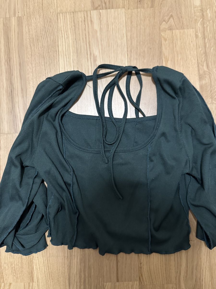 Shein T-shirt: crop langarmshirt (L) – Nuovo (secondo la descrizione) da Freidorf TG venduto da driftingforthrifting 1