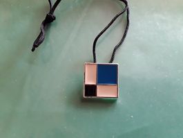 Yves Saint Laurent Anhänger,  Rückseite signiert