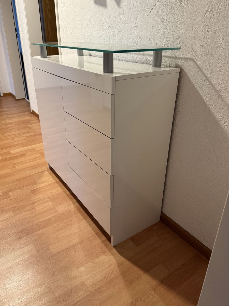 Cassettiere: Kommode weiss mit Glasplatte vier Schubladen – Usato da Adetswil venduto da sch_9hl6 1