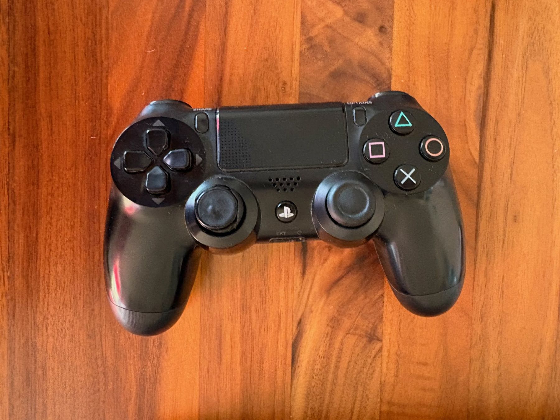 Sony Consoles: Sony PlayStation 4 Konsole mit 2 Controllern – D'occasion à Basel par Cocontrolleur 4