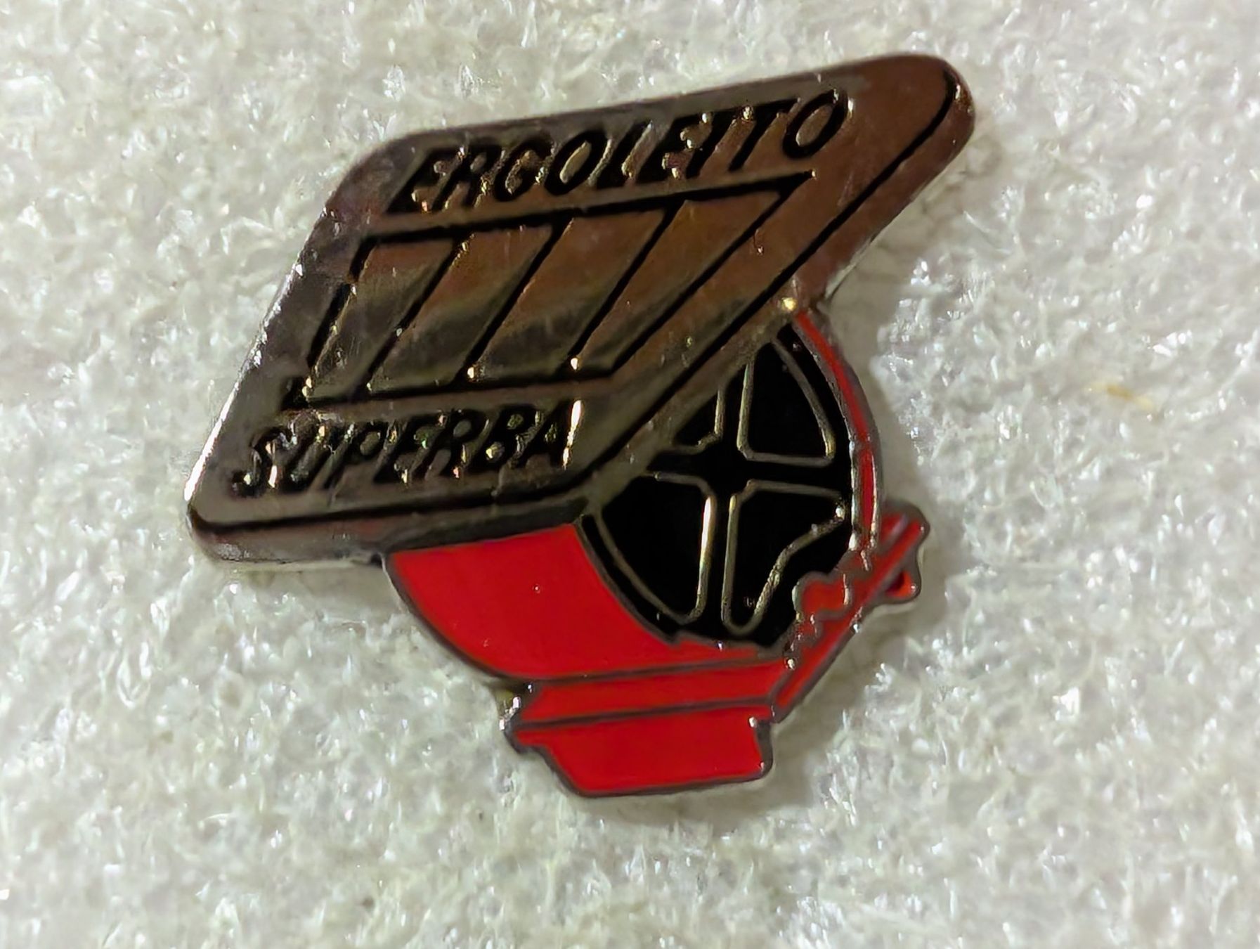 Plaketten & Abzeichen: Ansteckpin 109: Ergoletto – Gebraucht aus Oppligen von Pin-Fall-Shop