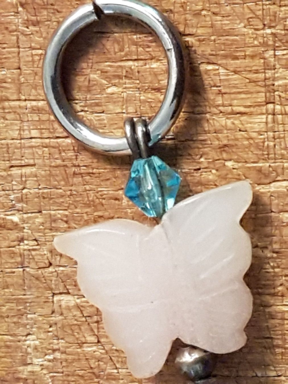 Anhänger: Anhänger Jade oder Rosenquarz? Schmetterling m.blauer Glasp. – Gebraucht aus Ettingen von Maranathatalitha 1