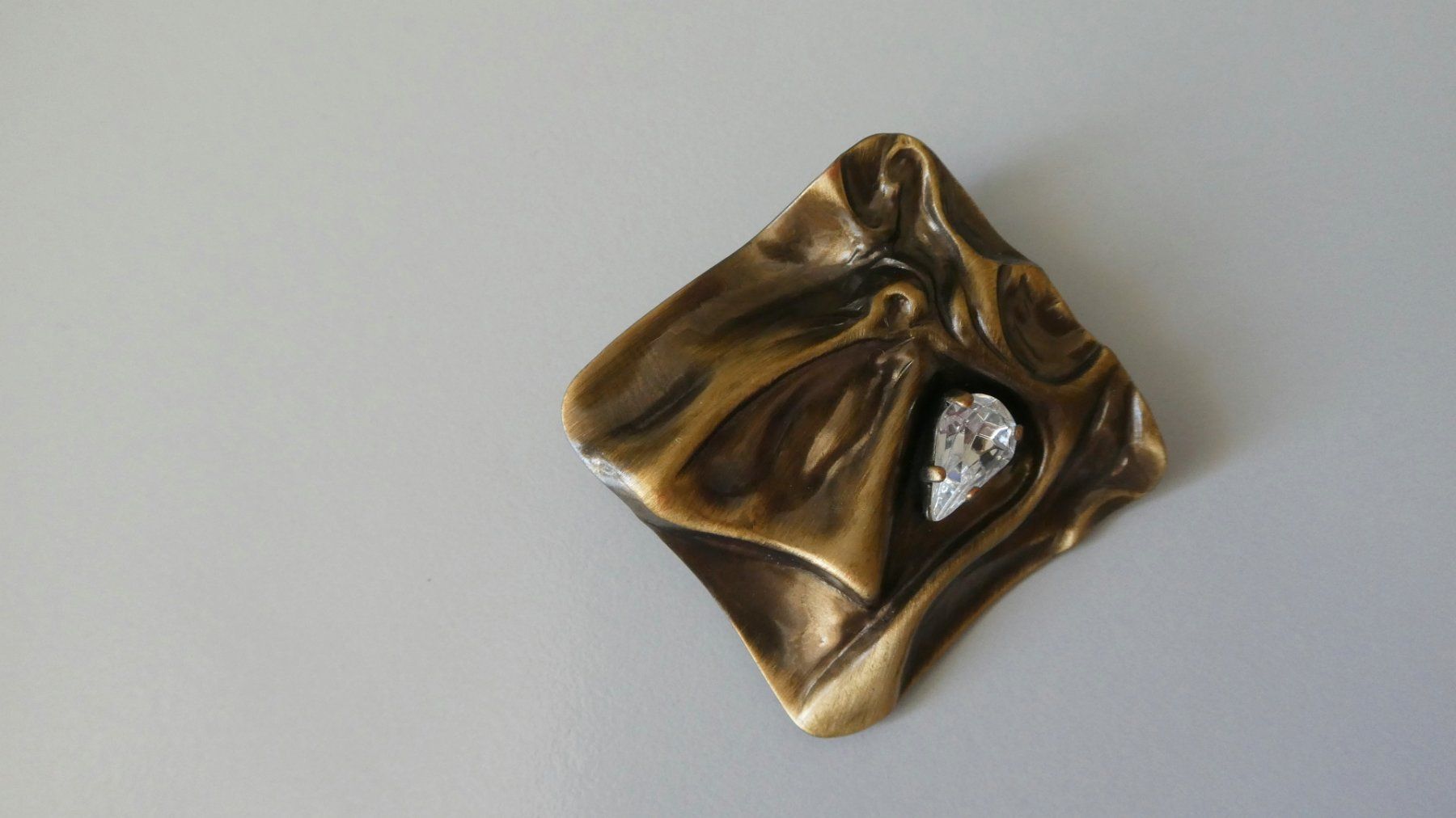 Spille & Fermagli: Foulardbrosche Brosche Strass quadratisch messing – Usato da Frauenfeld venduto da dhour 6