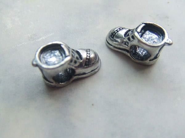 Perle (finte): Metallperle Schuh mit mind. 4mm Loch – Nuovo (secondo la descrizione) da Alpnachstad venduto da perlengaby