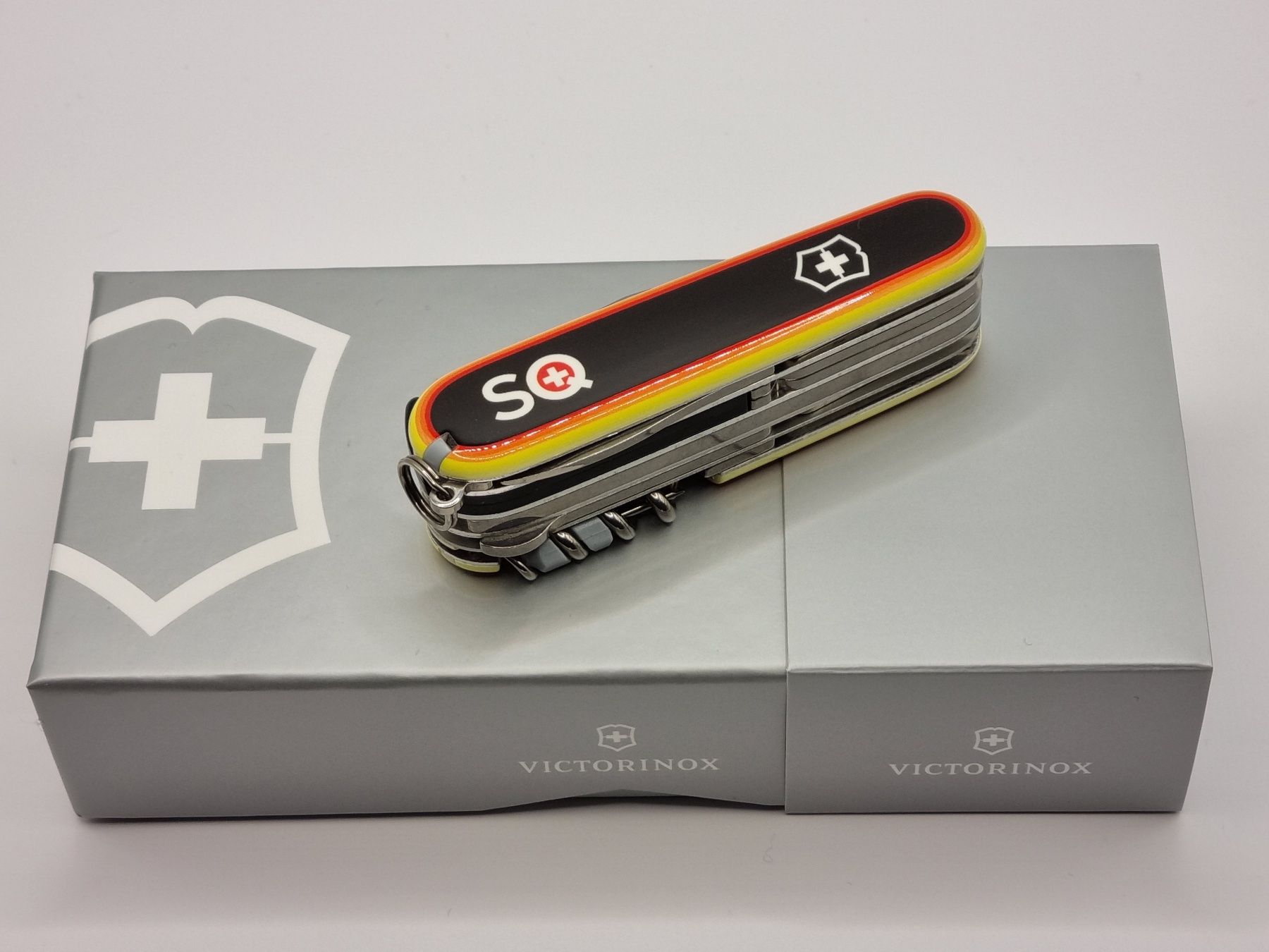 Victorinox Taschenmesser: Victorinox SQ Cybertool Sunset Design – Neu und originalverpackt aus Agno von  3