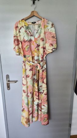 Kleid Blumenmuster Grösse 40 neu