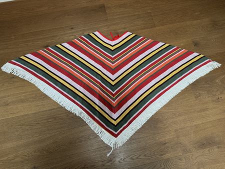 Poncho gestreift rot grün gelb weiss mit Fransen