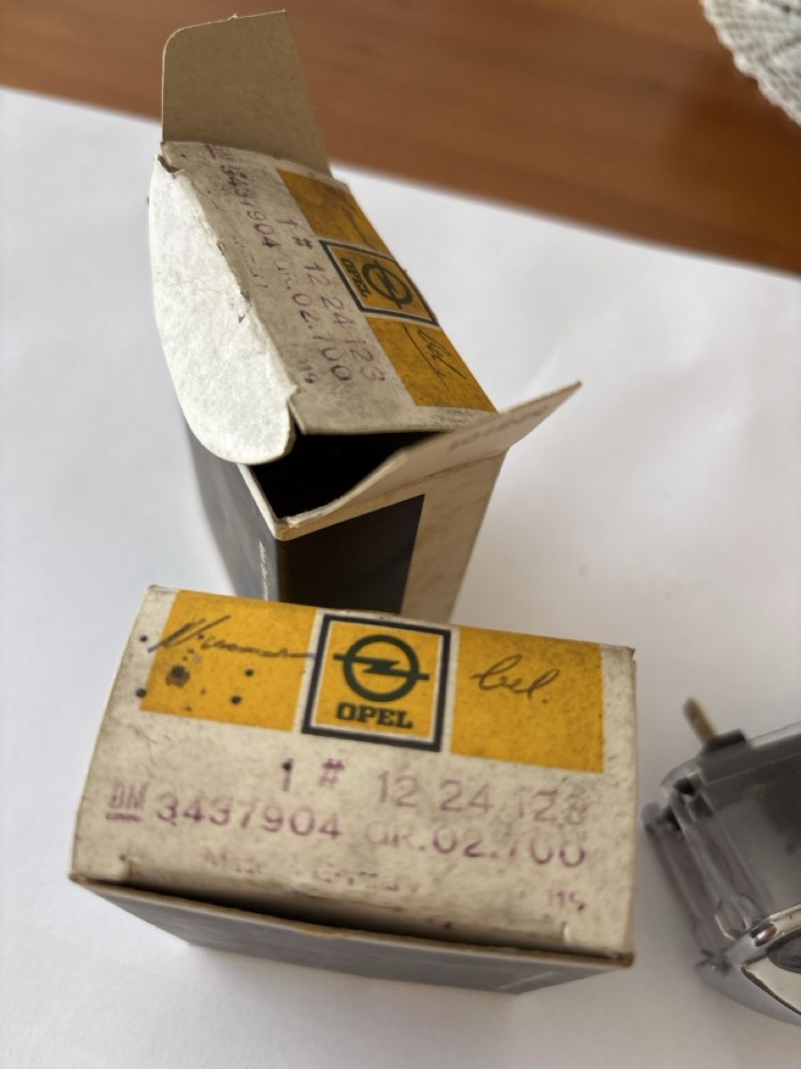 Opel Tutti pezzi di ricambio auto: Opel Blitz Nummernbeleuchtung NOS – Nuovo e nell'imballaggio originale da St. Gallen venduto da always-a-good-buy