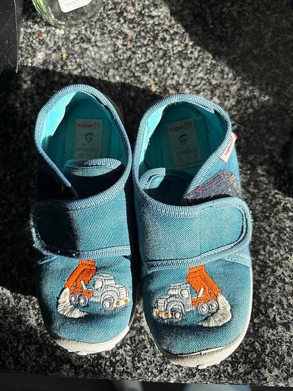 Schuhe für Jungen: Finken / Hausschuhe Kinder 26 – Gebraucht aus Basel von carmina.grob