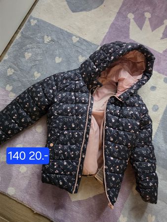 Mädchen Steppjacke schwarz geblümt Grösse 140 