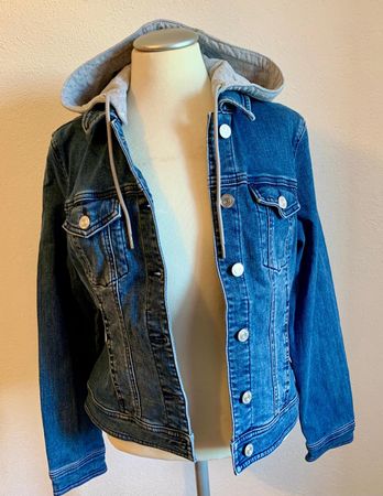 Jeansjacke mit Kapuze