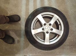 4 Räder mit sehr guten Sommerpneus für Mercedes.