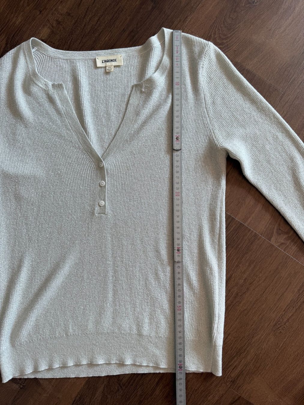 Top: L'agence v-neck top - M – Nuovo (secondo la descrizione) da St-Sulpice VD venduto da juhdu 2