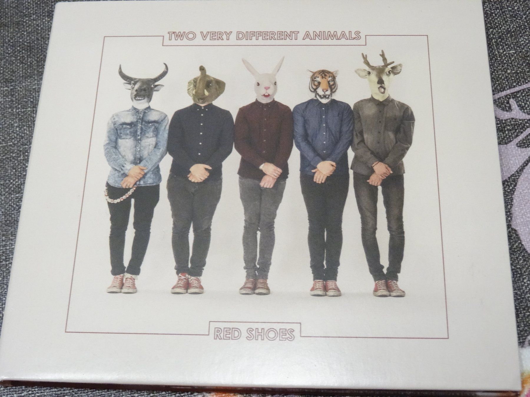 CD: Red Shoes - Two Very Different Animals CD – Usato da Olten venduto da Disc-Ausverkauf