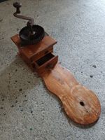 Antike Kaffeemühle aus Holz, "Sitzmühle " Dekoration!