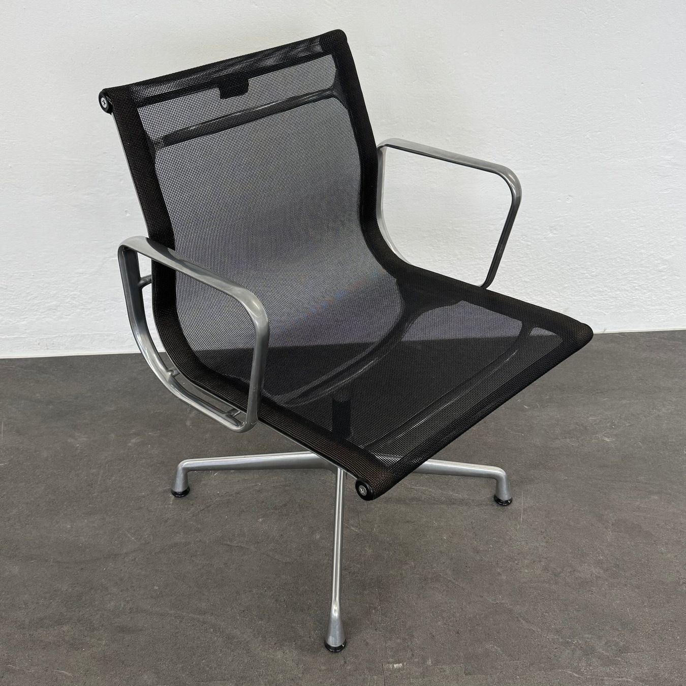 Sedie: Vitra Eames Alu Chair EA107 Netz – Usato da Schönenwerd venduto da mcofficeshop 1