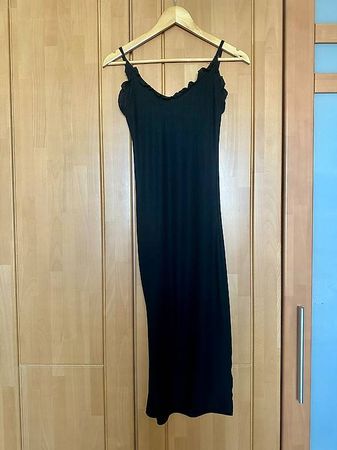 Langes schwarzes Kleid mit dünnen Trägern