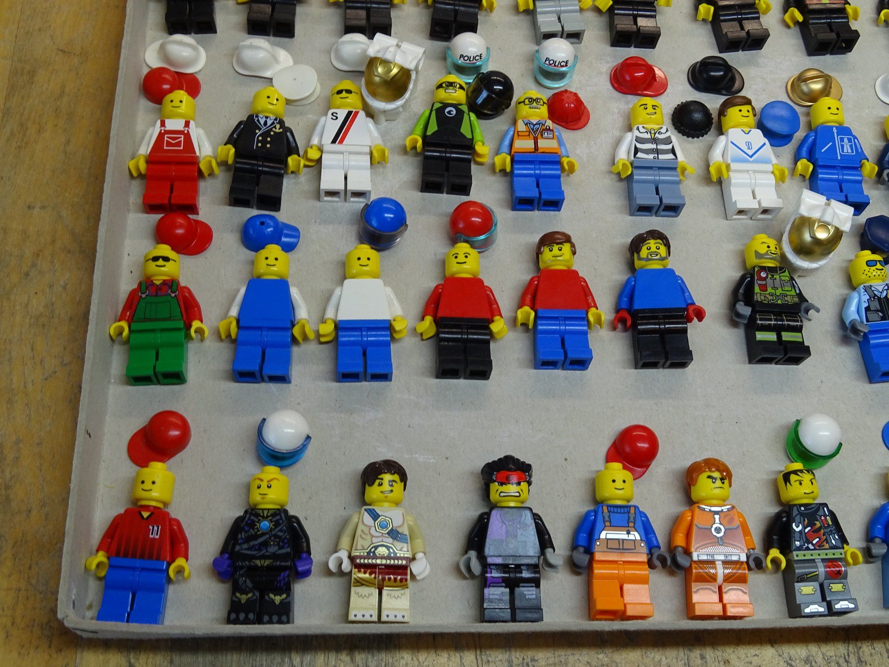 Lego Kit di costruzioni: Lego 40 x Minifigs / Männchen / 2 – Usato da Wohlen AG venduto da Bricktoys 4