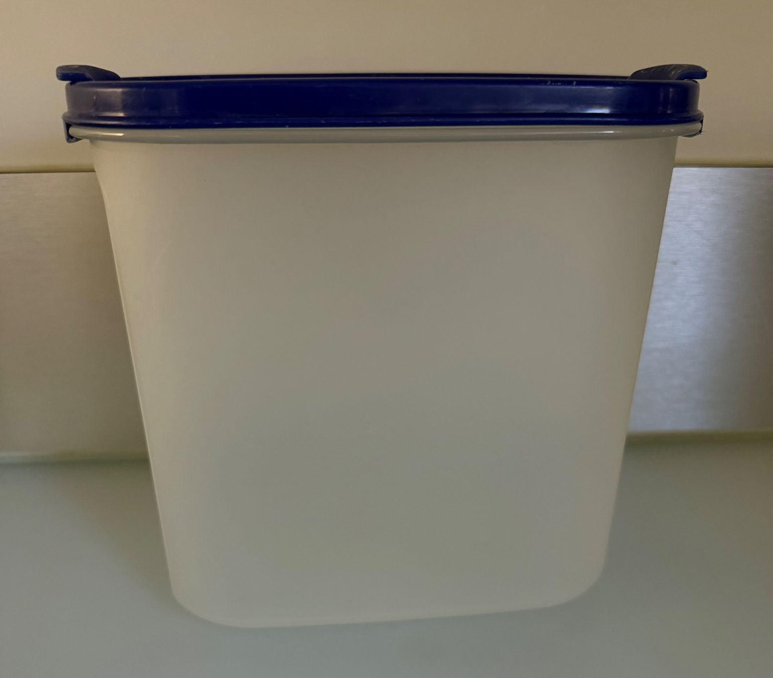 Tupperware Contenitori & Simili: Tupperware Vorratsdose 1.7 l, blau – Usato da Niederhasli venduto da Erwied 2