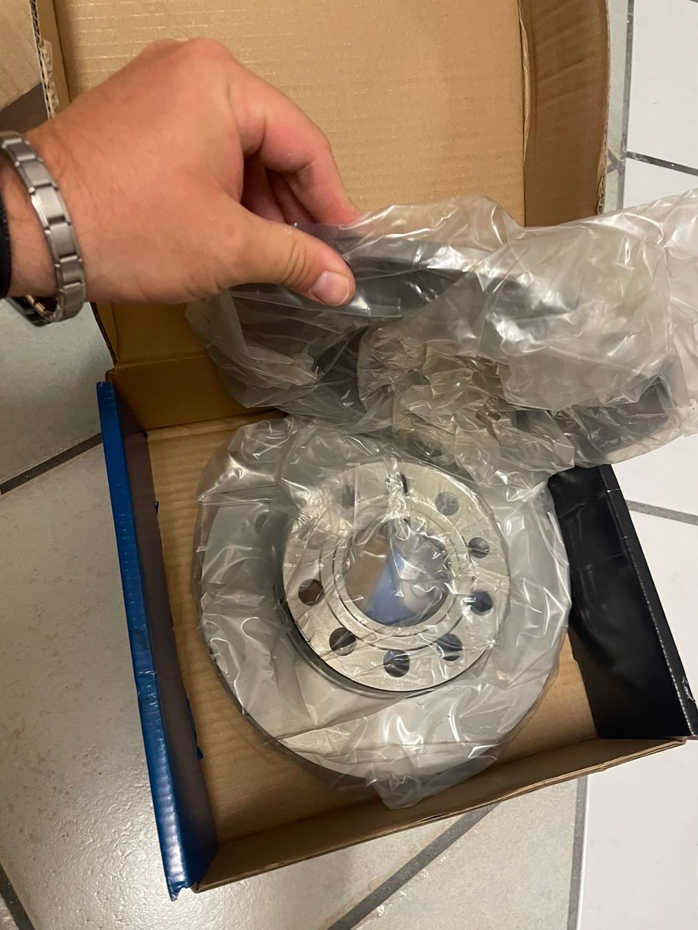 Tutti pezzi di ricambio auto: Bremsscheiben , Belege , Flüssigkeit , neu – Nuovo e nell'imballaggio originale da Hochfelden venduto da Kinga69